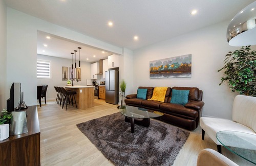 West Edmonton Casa | Cozy Spacious 3 bedroom Retreat ~ FREE parking 2.5 bath