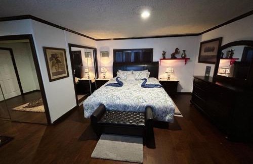Compton Casa | Cozy & Spacious 3BR Rustic Stay Minutes from LAX