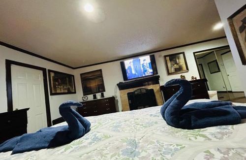 Compton Casa | Cozy & Spacious 3BR Rustic Stay Minutes from LAX