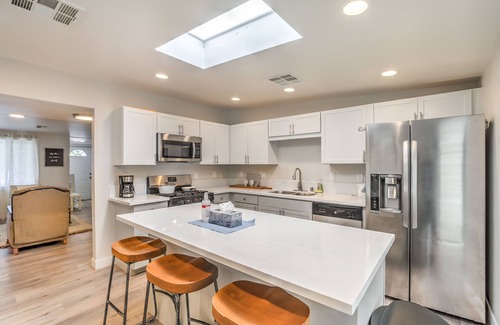 Winchester Casa | Cozy, spacious 4 bedroom house! Near strip!
