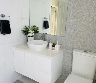 Pendle Hill Casa | Cozy & Spacious 5BR Family Home with Free On-Site Parking