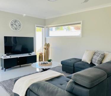 Pendle Hill Casa | Cozy & Spacious 5BR Family Home with Free On-Site Parking
