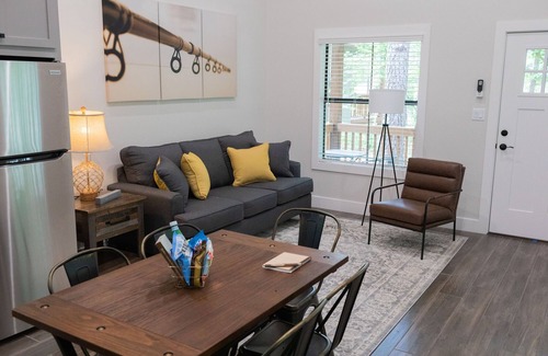 Livingston Cabina | Cozy, Spacious, and Right on the Banks of Rocky Creek, Two Creeks Crossing Resort