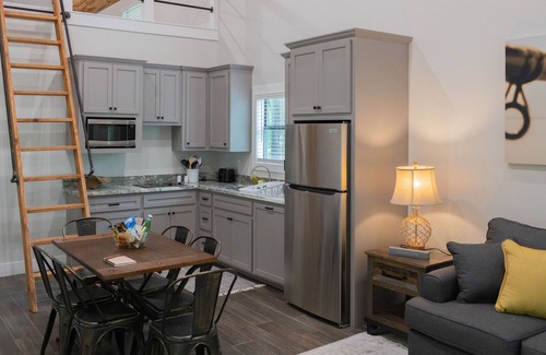 Livingston Cabina | Cozy, Spacious, and Right on the Banks of Rocky Creek, Two Creeks Crossing Resort