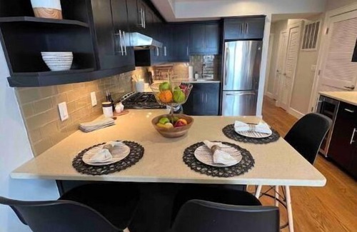 North Bergen Condominio | Cozy, spacious, and modern home with quick, convenient NYC Commute & parking!