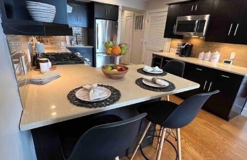 North Bergen Condominio | Cozy, spacious, and modern home with quick, convenient NYC Commute & parking!