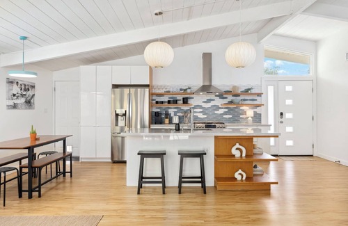 College West Casa | Cozy, Spacious, Family-Friendly + LARGE YARD W/ HOT TUB ~by all attractions!