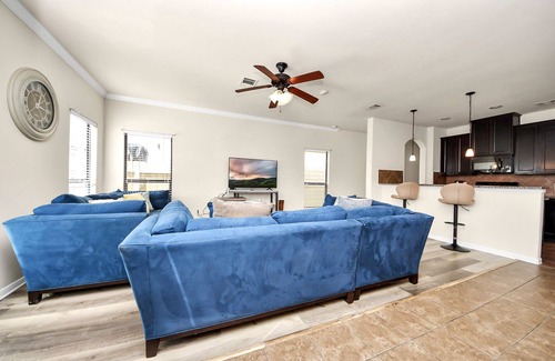Barker Casa | Cozy & Spacious Getaway with King bed and Backyard