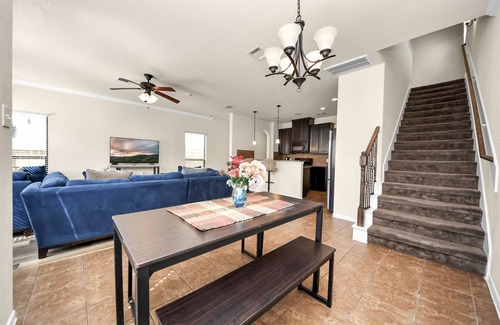 Barker Casa | Cozy & Spacious Getaway with King bed and Backyard