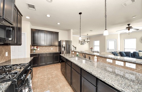 Barker Casa | Cozy & Spacious Getaway with King bed and Backyard