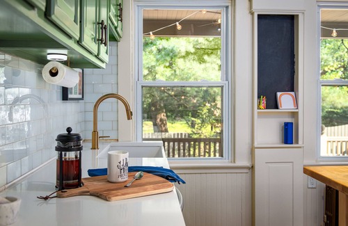 South Providence Apartamento | Cozy & Spacious home next to Gorgeous City Park - Outdoor Dining, Hot Tub & Gym!