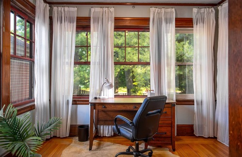South Providence Apartamento | Cozy & Spacious home next to Gorgeous City Park - Outdoor Dining, Hot Tub & Gym!