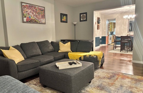 Lower Lawrenceville Apartamento | Cozy, spacious, offstreet parking, great location!