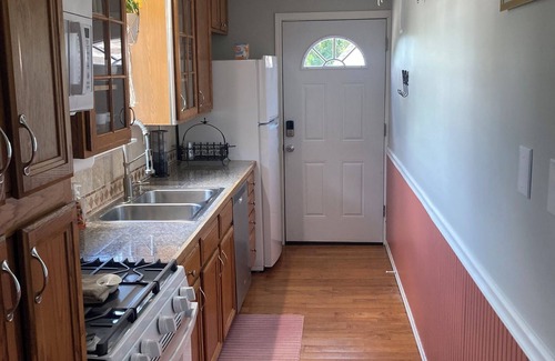 Lower Lawrenceville Apartamento | Cozy, spacious, offstreet parking, great location!
