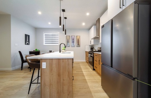 West Edmonton Casa | Cozy Spacious Retreat 4 Beds 3.5 Bath Whole House