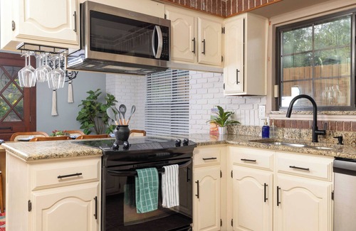 Great Northwest Casa | Cozy Spur - Close to Lackland, Pool, Hot tub & Games