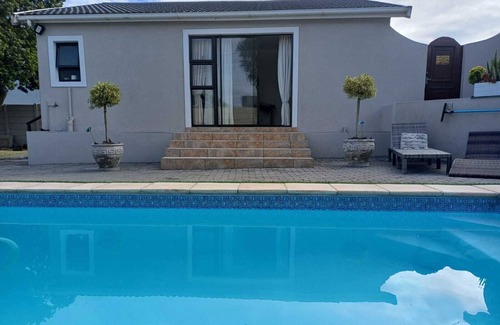 Bloubergstrand Apartamento | Cozy Stay Near Beach Free WiFi & Essentials Included