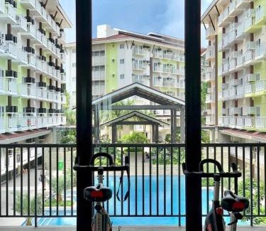 Mactan Export Processing Zone Apartamento | Cozy Staycation Near Cebu Airport with Pool & Gym , Free Wifi