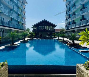 Mactan Export Processing Zone Apartamento | Cozy Staycation Near Cebu Airport with Pool & Gym , Free Wifi