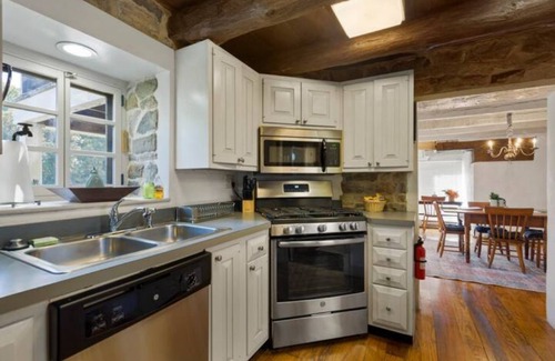 Round Hill Cabaña | Cozy Stone Cottage in Round Hill, VA