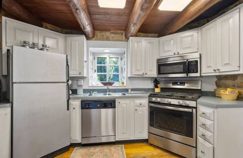 Round Hill Cabaña | Cozy Stone Cottage in Round Hill, VA