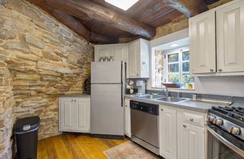 Round Hill Cabaña | Cozy Stone Cottage in Round Hill, VA