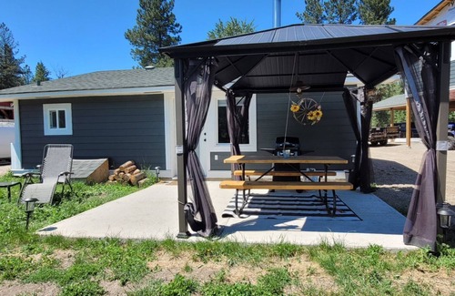 Okanagan-Similkameen Cabina | cozy studio cabin on 20 scenic acres over looking mountains and Hayes creek