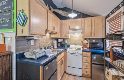 Villas Cabina | Cozy Studio Cabin w/Fire Pit Yard | Walk to Beach