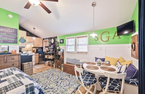Villas Cabina | Cozy Studio Cabin w/Fire Pit Yard | Walk to Beach