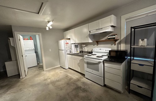 Prien Apartamento | Cozy studio cottage in enchanting Lake Charles with AC, WiFi.