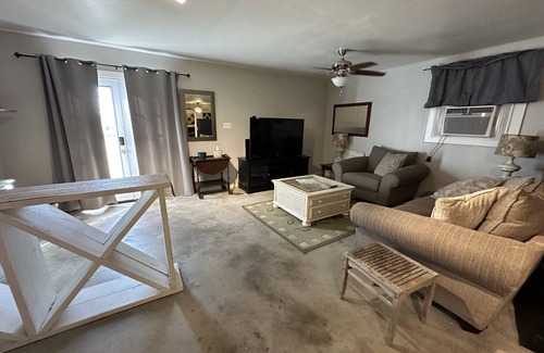Prien Apartamento | Cozy studio cottage in enchanting Lake Charles with AC, WiFi.