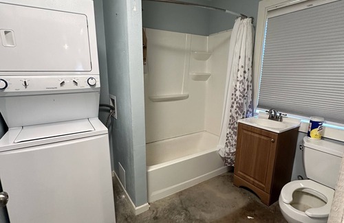 Prien Apartamento | Cozy studio cottage in enchanting Lake Charles with AC, WiFi.