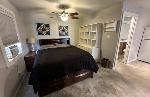 Prien Apartamento | Cozy studio cottage in enchanting Lake Charles with AC, WiFi.