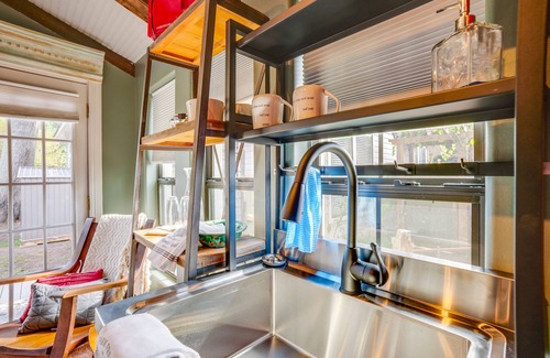 Tomball Apartamento | Cozy Studio Cottage in Downtown Tomball!