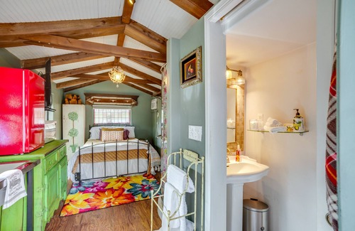 Tomball Apartamento | Cozy Studio Cottage in Downtown Tomball!