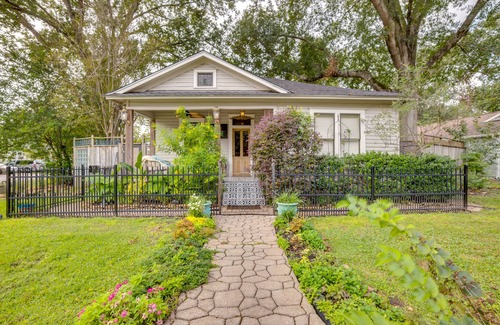 Tomball Apartamento | Cozy Studio Cottage in Downtown Tomball!