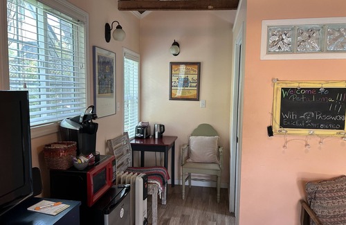 Petaluma Apartamento | Cozy Studio Cottage in Old Downtown Petaluma