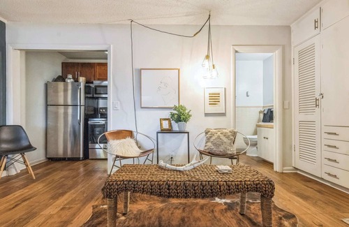 Melrose Apartamento | Cozy Studio for 2, Highly Walkable + Close to DT!