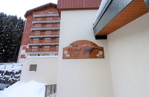 Saint-Jean-dʼAulps Apartamento | Estudio acogedor con balcón, parking y salida directa a pistas en Saint-Jean-d'Aulps
