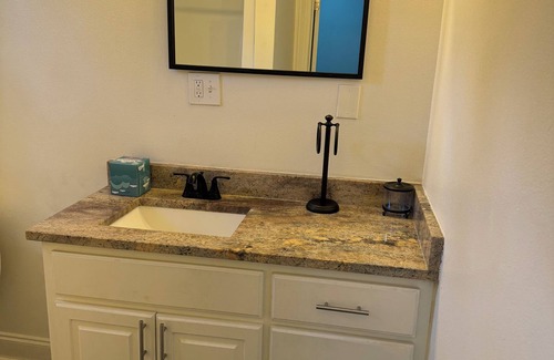 Baker Apartamento | Cozy studio in Baker La with WiFi, AC the perfect home away from home.