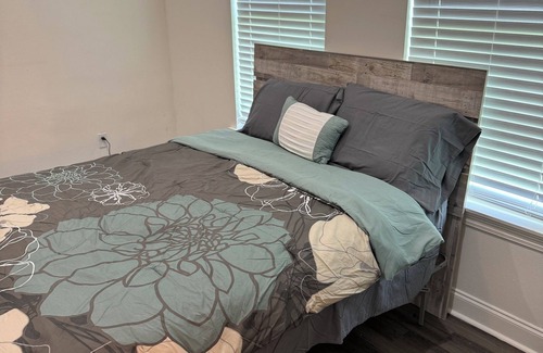 Baker Apartamento | Cozy studio in Baker La with WiFi, AC the perfect home away from home.