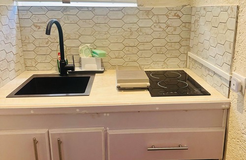 White Hill Apartamento | Cozy studio in lovely Saint Thomas with fitness room, AC, WiFi, swimming pool