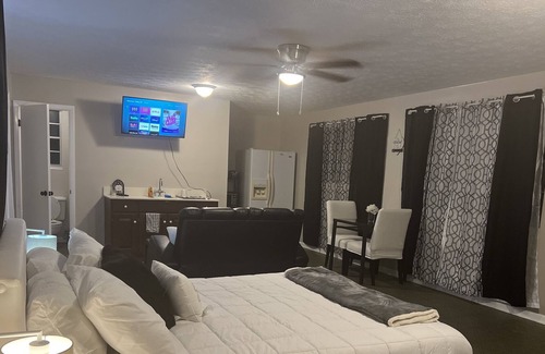 Cedar Hills Apartamento | Cozy studio, in our backyard oasis, pet friendly