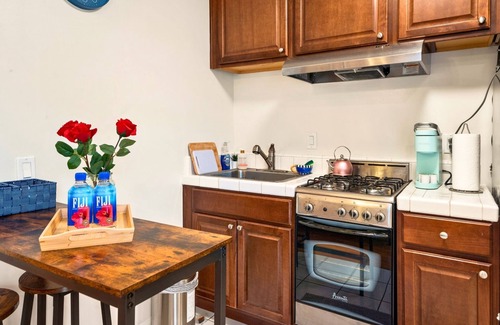 Clarkdale Apartamento | Cozy Studio - Mins to WeWork, Sony Pics & Venice with Parking