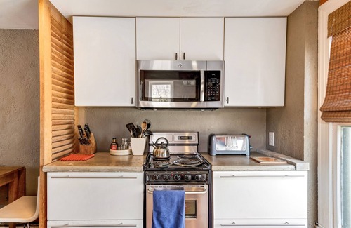 Zilker Casa | Cozy Studio Minutes From Barton springs and Downtown