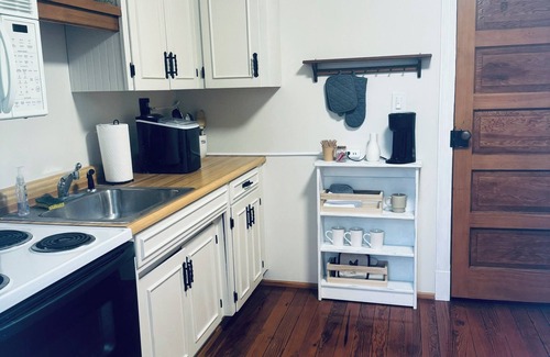Evington Apartamento | Cozy studio rental situated between Bedford and Lynchburg Virginia
