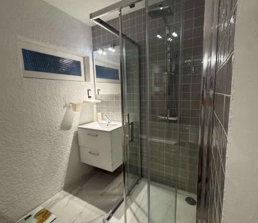 Hopitaux-Facultes Apartamento | Cozy studio, secure residence