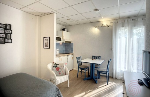 Lamalou-les-Bains Apartamento | Apartamento con Balcón y WiFi, a 50m de Balnearios y 100m del Centro, Lamalou-les-Bains