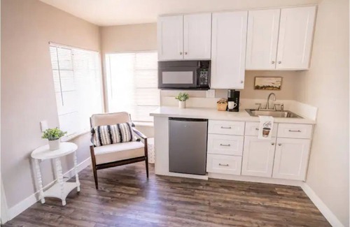 Camarillo Apartamento | 🤗 Cozy Studio w/Kitchenette & Walk-in Shower