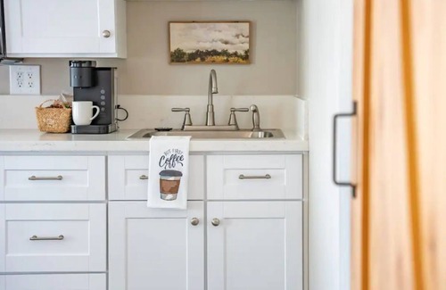 Camarillo Apartamento | 🤗 Cozy Studio w/Kitchenette & Walk-in Shower